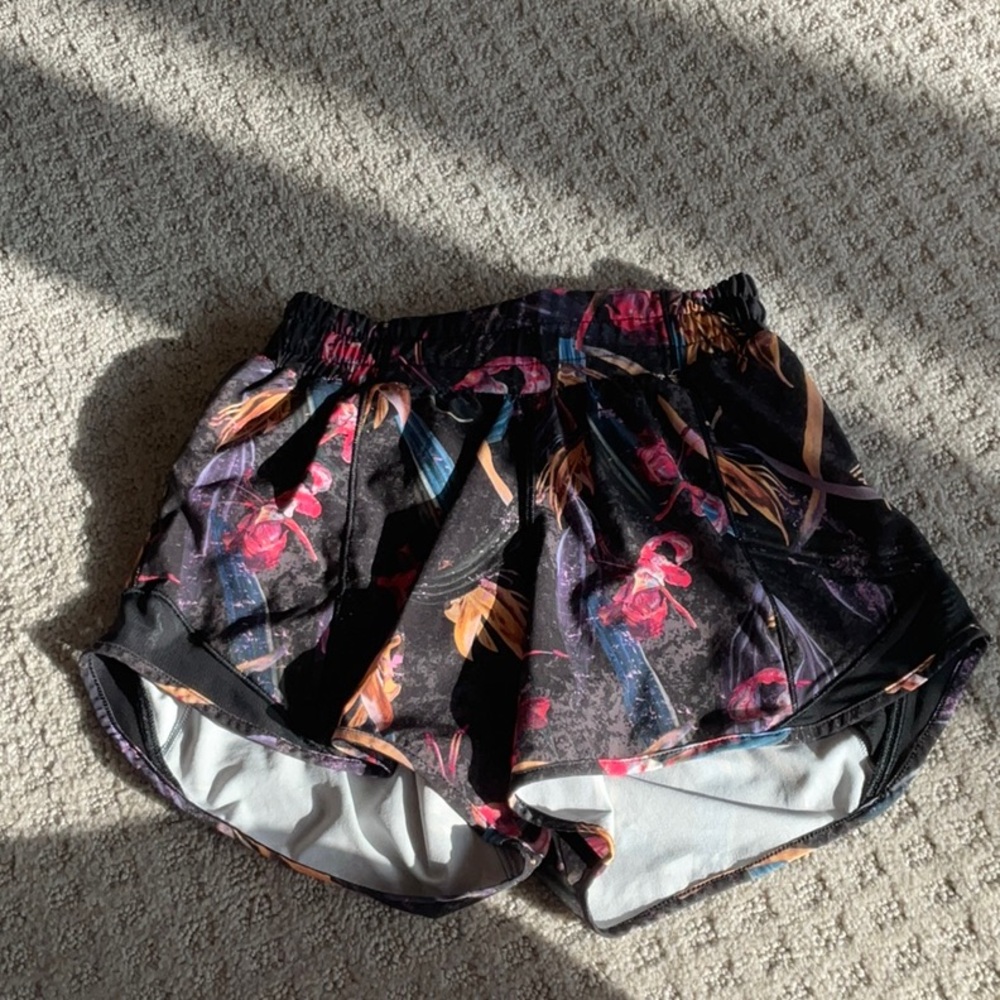 Size 0 flower Lululemon shorts
